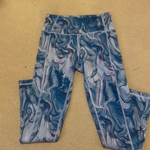 Victoria secret on point flow leggings with side pockets. size 4. Barely worn.